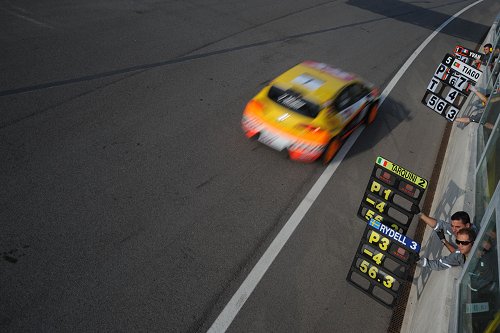 SEAT komt bovendrijven in chaotische race